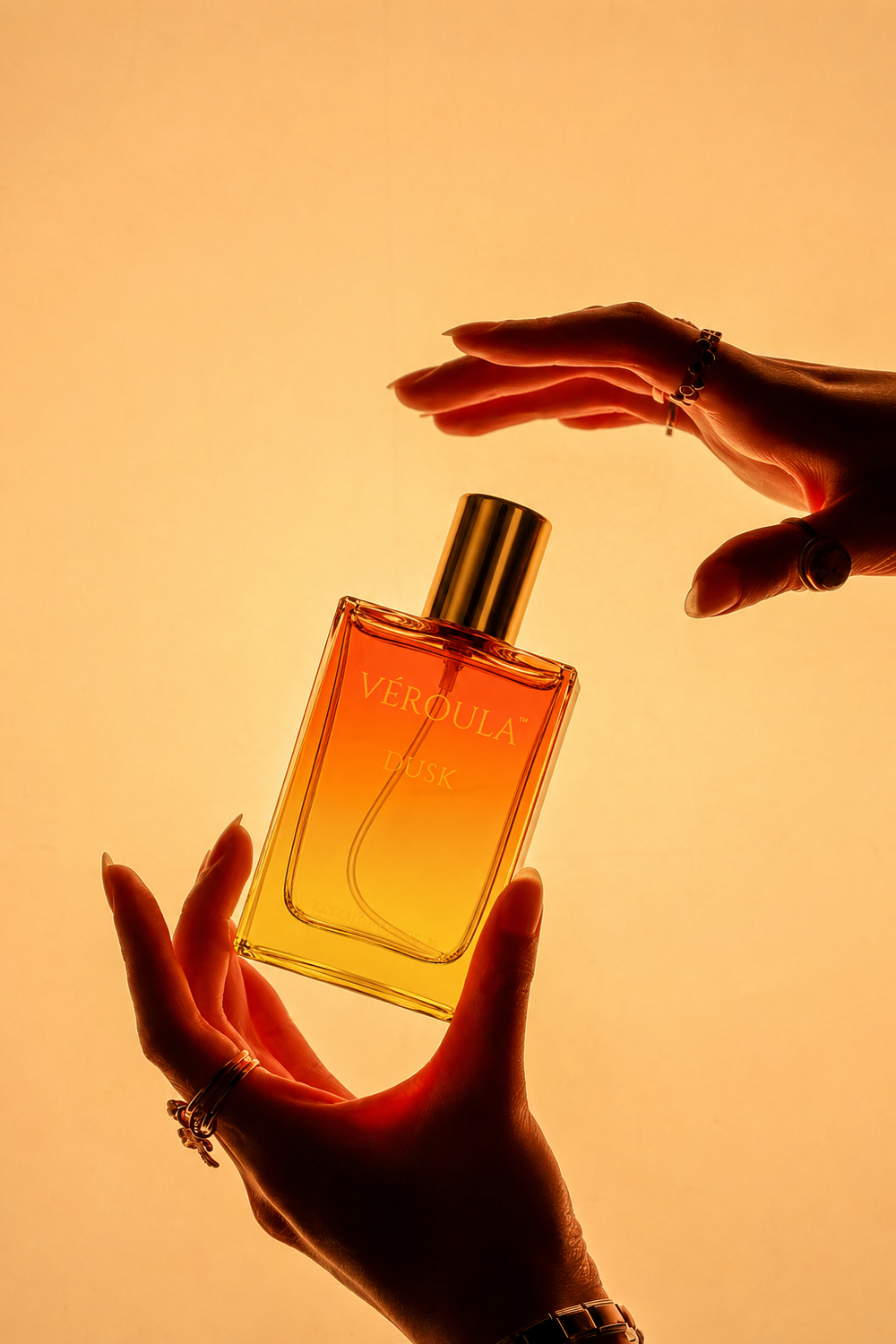 Véroula Dusk 30 ML Extrait de Parfum in warm golden light