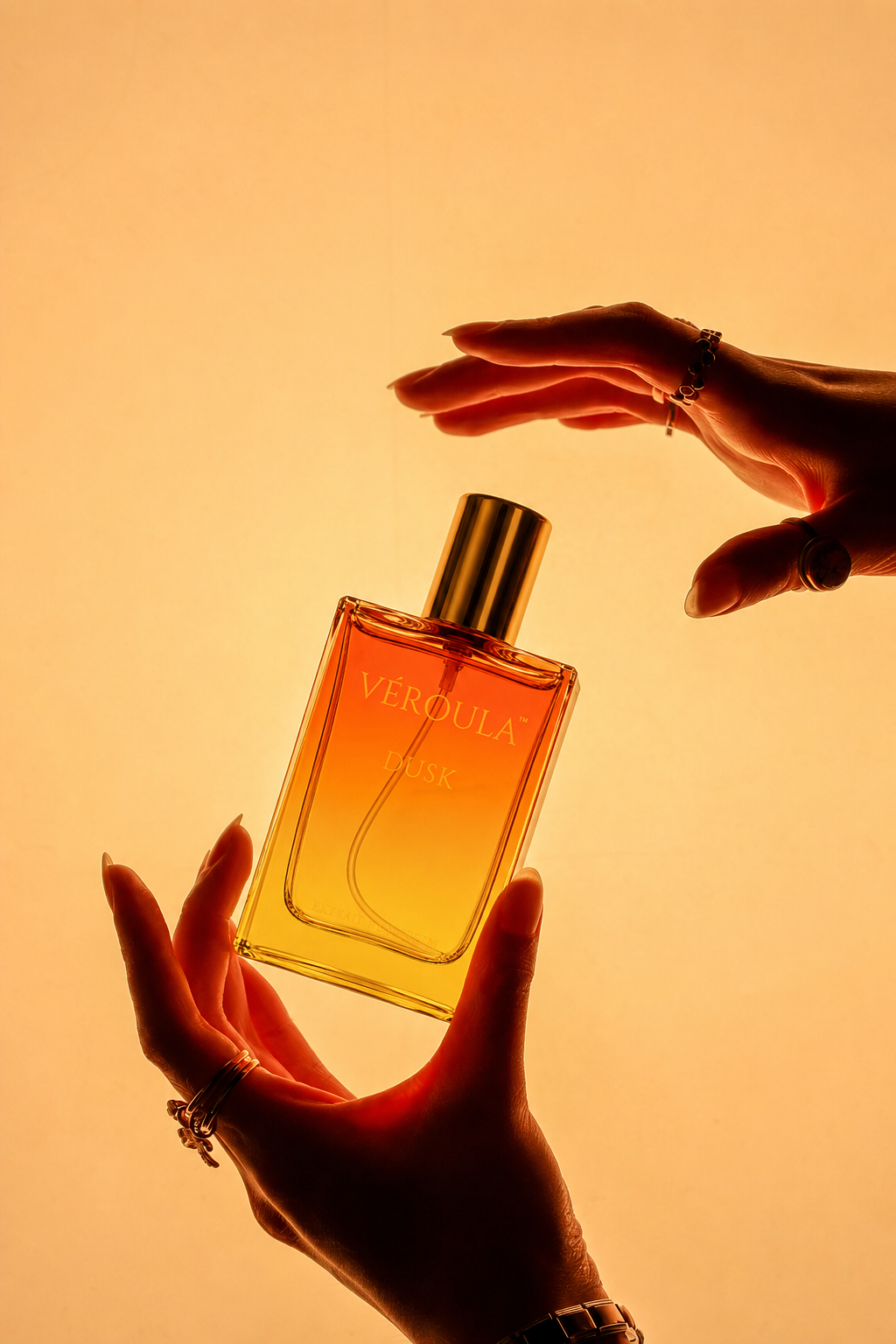 Véroula Dusk 30 ML Extrait de Parfum in warm golden light