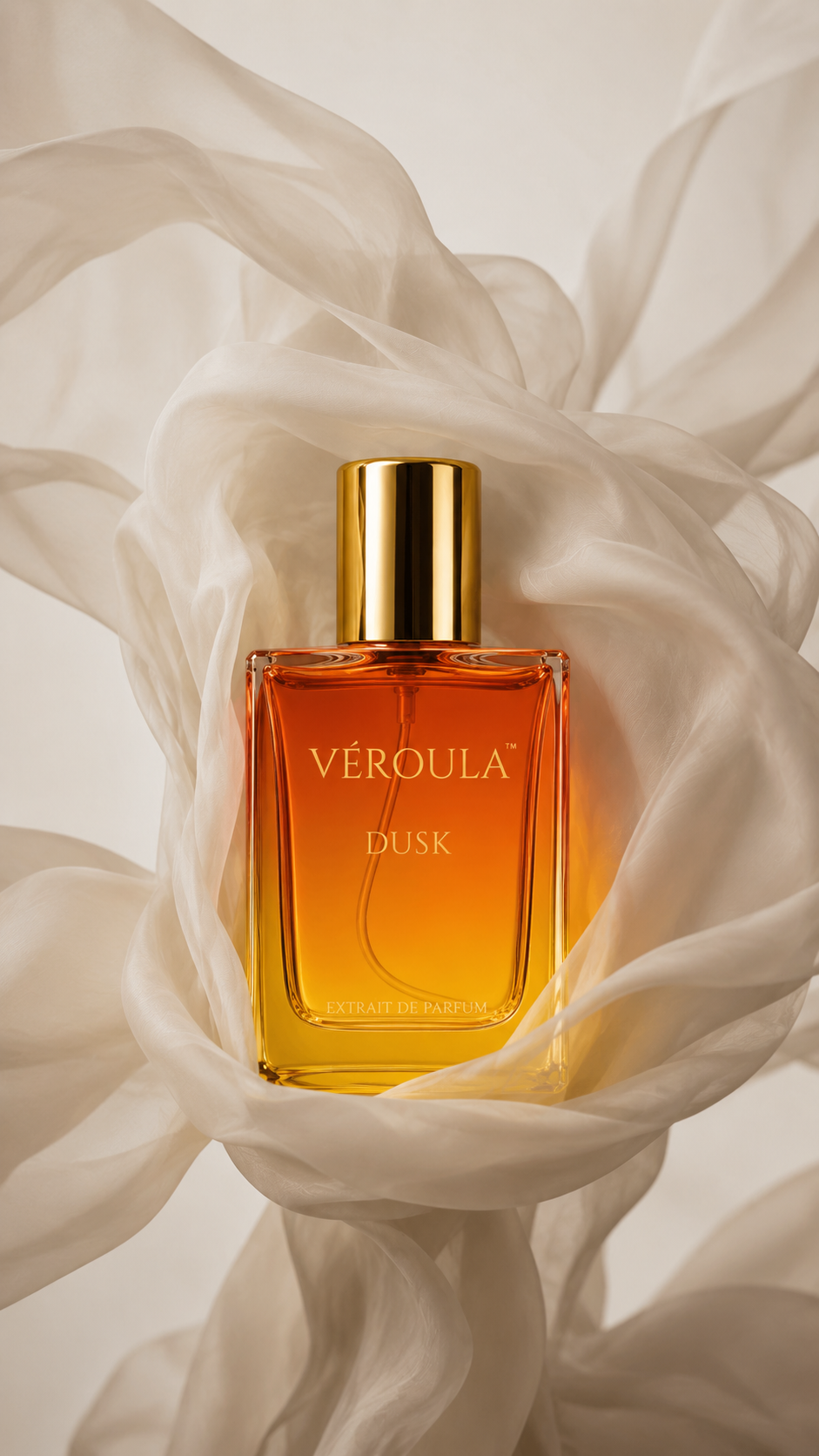 Véroula Dusk 30 ML Extrait de Parfum on soft white fabric