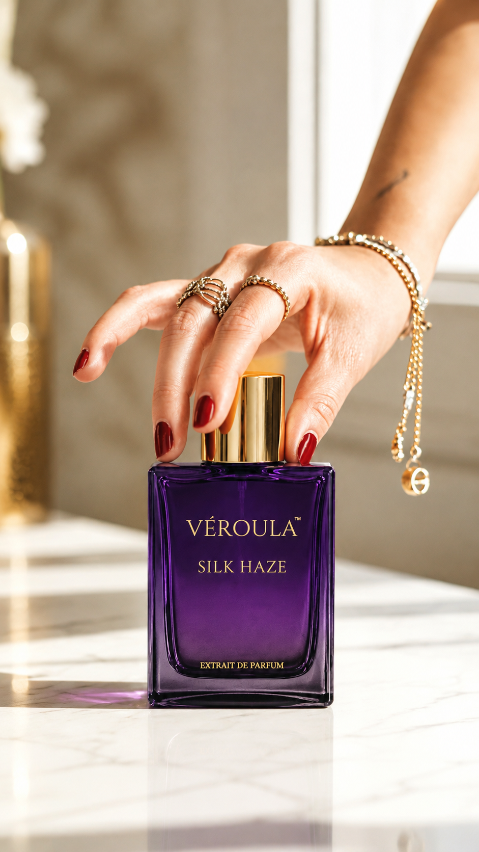 Véroula Silk Haze 100 ML Extrait de Parfum in soft daylight
